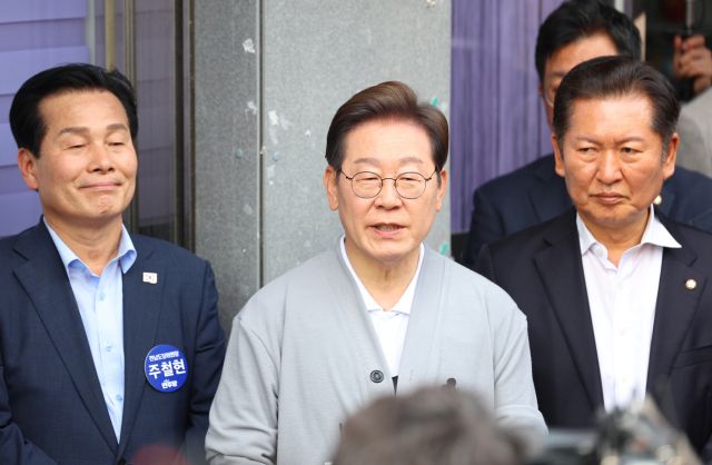 남도문화벨트 골목골목 경청투어에 나선 더불어민주당 이재명 대선 후보가 11일 전남 영암군 학산면 독천낙지거리에서 일정을 마친 뒤 취재진을 상대로 백브리핑을 하고 있다. 연합뉴스