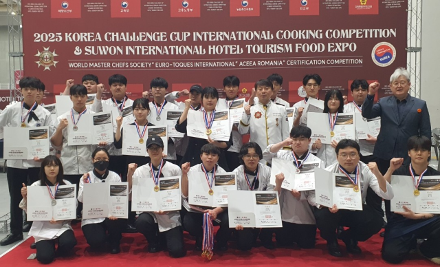 대한민국 챌린지컵 국제요리경연대회에서 입상한 서정대 호텔조리학과 학생들이 수상 후 기념사진을 찍고 있다. 서정대 제공