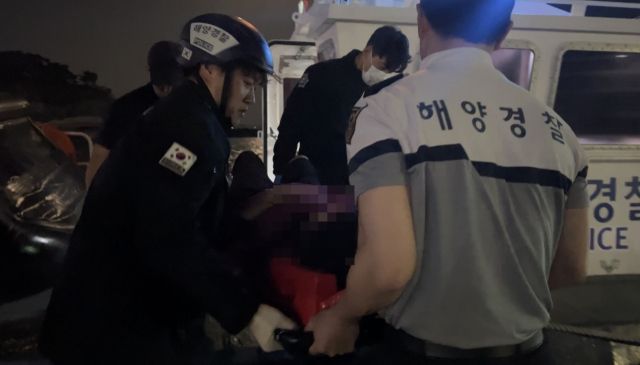 인천해양경찰서 영흥파출소 경찰관들이 지난 12일 옹진군 소이작도에서 응급환자를 이송하고 있다. 인해양경찰서 제공