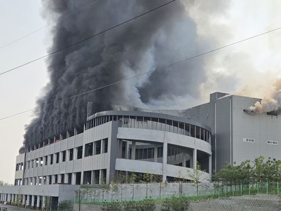 13일 오전 10시29분께 이천시 부발읍 수정리의 한 물류창고에서 화재가 발생한 모습. 경기도소방재난본부 제공