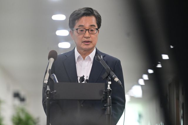 김동연 지사가 4월29일 경기도청에서 도정점검회의를 마치고 취재진의 질문에 답하고 있다. 경기일보 DB