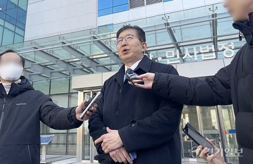 민주당 이상식 의원이 1심 판결 선고 후 취재진에게 입장을 말하고 있다. 경기일보DB