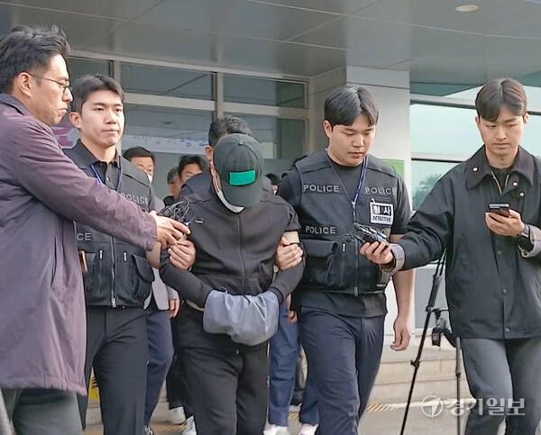 지난달 24일 오전 일가족 5명 살해 혐의를 받는 50대 가장 A씨(가운데)가 용인동부경찰서를 빠져 나와 호송차량으로 이동하고 있다. 경기일보 DB