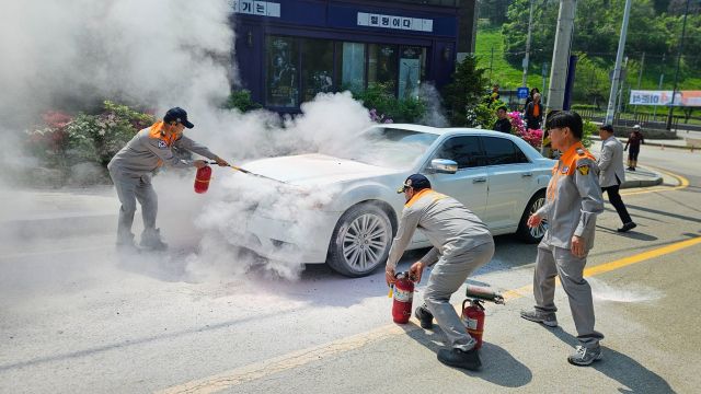 의왕소방서와 의용소방대원들이 차량 화재를 진압하고 있다. 의왕소방서 제공