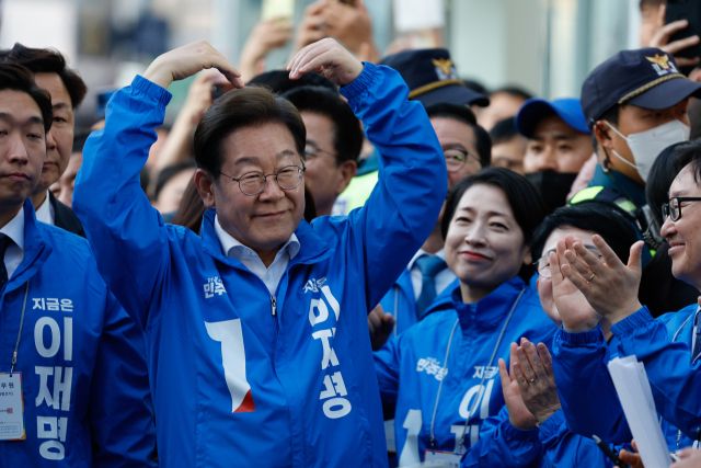 더불어민주당 이재명 대선 후보가 12일 대전광역시 으느정거리 스카이로드에서 열린 유세에서 대전 시민들에게 인사하고 있다. 연합뉴스