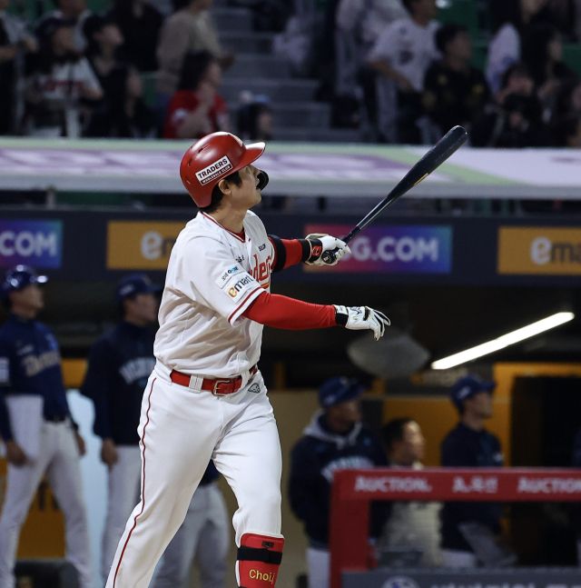 13일 NC 다이노스와의 홈 경기서 6회말 프로통산 500호 홈런을 쏘아올린 SSG 랜더스 최정이 타구를 바라보고 있다.연합뉴스