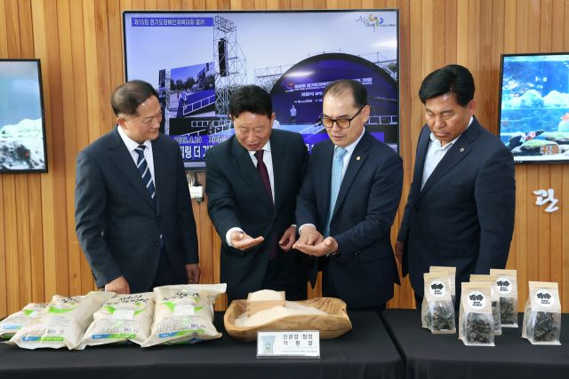 사진 왼쪽부터 이재준 경기도주식회사 대표이사, 서태원 군수, 조재익 경기무역공사 부사장, 장동규 가평군농협 조합장.