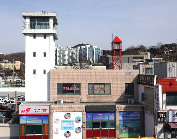 안성소방서가 50년 만에 복원한 봉남소방망루가 향토유산 지정을 눈 앞에 두고 있다. 안성소방서 제공