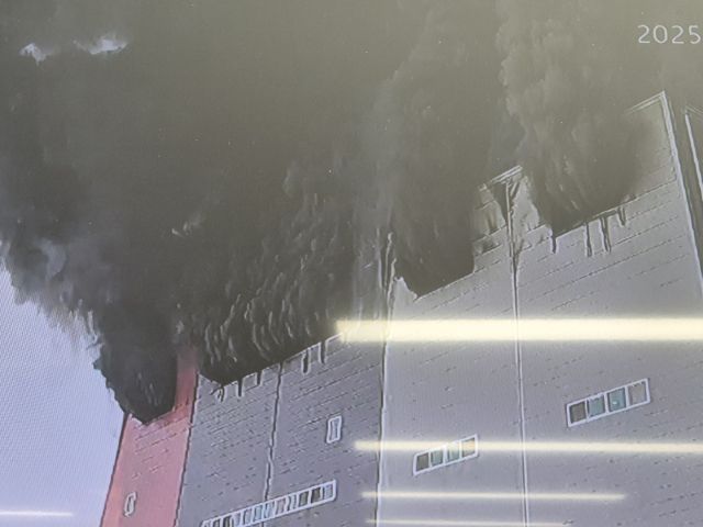 13일 오전 10시29분께 이천시 부발읍 수정리의 한 물류창고에서 화재가 발생한 모습. 경기도소방재난본부 제공