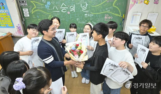 스승의 날을 맞아 효동초 학생들이 준비한 초상화와 꽃다발 [포토뉴스]