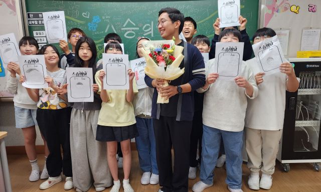 14일 수원 효동초등학교에서 스승의날을 기념해 학생들이 기획한 ‘선생님 얼굴 그리기’ 행사가 진행된 가운데 효동초 6학년2반 학생들이 기념촬영을 하고 있다. 한준호기자