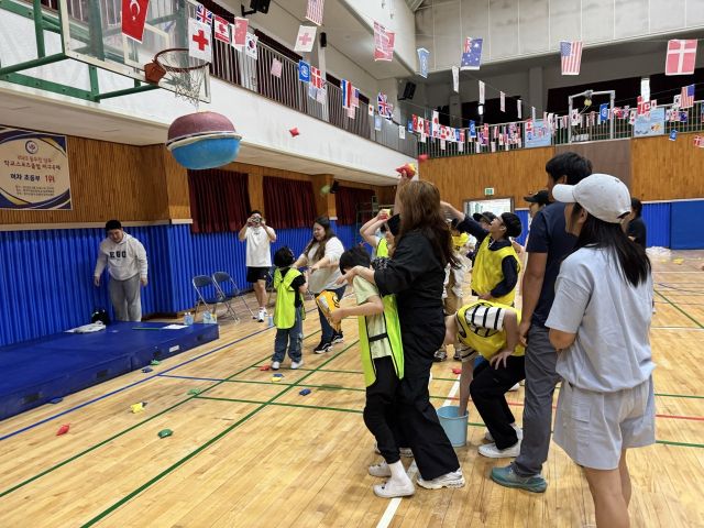 14일 덕정초교 체육관에서 열린 명랑운동회에서 학생과 학부모들이 박터트리기 게임을 하며 즐거운 시간을 갖고 있다. 덕정초교 제공
