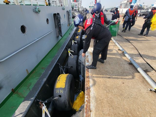 13일 인천 중구 역무선부두 인근 해상에서 기름이 유출, 해양경찰이 대응에 나섰다. 인천해양경찰서 제공
