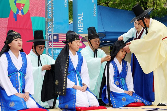 참여자들이 인천 남동동화원에서 전통성년례를 하고있다. 남동구 제공