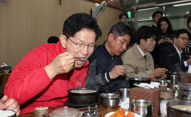 지난 12일 서울 송파구 가락시장을 찾아 상인들과 순대국밥을 먹는 김문수 국민의힘 대선 후보. 연합뉴스