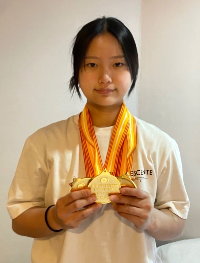 제2회 양구국토정중앙배 전국역도대회 여자 고등부 49㎏급에서 3관왕에 오른 김예솔이 금메달 3개를 들어보이고 있다. 안산공고 제공