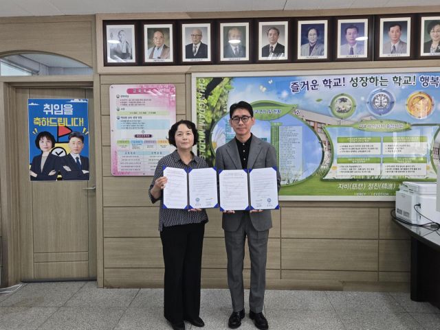 14일 청담중학교에서 정하진 교장과 월드비전 최성호 본부장(오른쪽)이 '아침머꼬' 조식지원사업 현판 전달식을 마치고 기념사진을 촬영하고 있다. 월드비전 경기남부사업본부 제공
