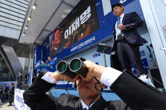 이재명 더불어민주당 대선 후보의 대구·경북(TK) 지역 유세장에서 경호원들이 주위를 살피고 있다. 연합뉴스