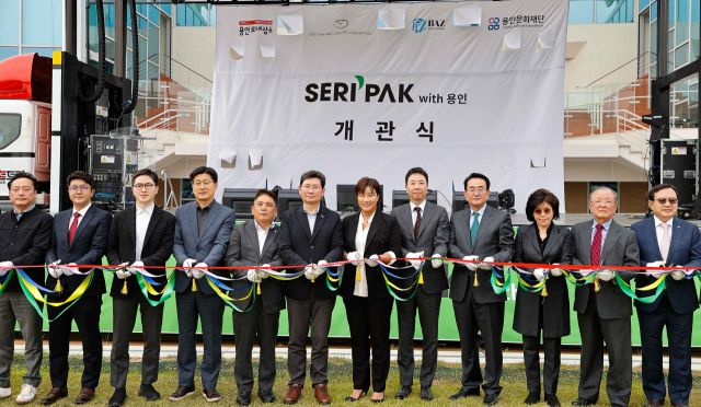 13일 오후 처인구 마평동 옛 용인종합운동장 부지에서 골프스타 박세리 전 감독과 함께하는 'SERI PAK with 용인' 개관식 테이프 커팅식이 진행되고 있다. 용인특례시 제공