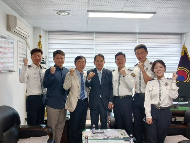 인천 서부경찰서 경비교통과 직원들이 대한노인회 서구지회를 방문해 기념사진을 촬영하고 있다. 인천서부서 제공