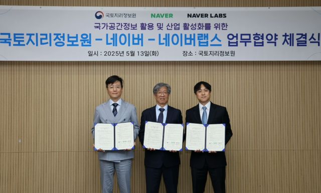 네이버는 국토지리정보원과 국가 공간정보 활용 및 공간정보산업 활성화를 위한 업무협약(MOU)을 체결했다며고 14일 밝혔다. (왼쪽부터) 최승락 네이버 부사장, 조우석 국토지리정보원장, 이동환 네이버랩스 부사장. 네이버 제공