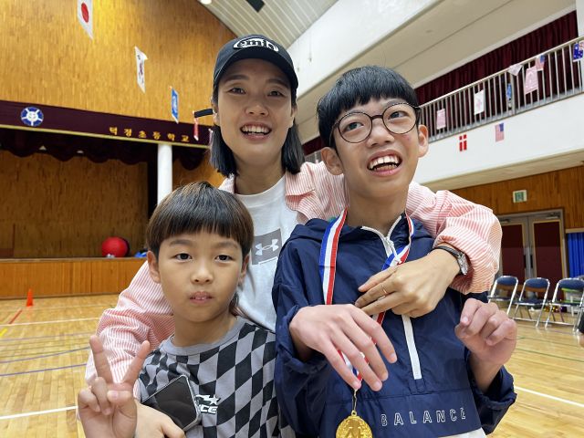 특별한 명랑운동회에서 함께 한 복합특수학급 학생과 동생(초2) 등 일가족이 밝게 웃고 있다. 덕정초교 제공