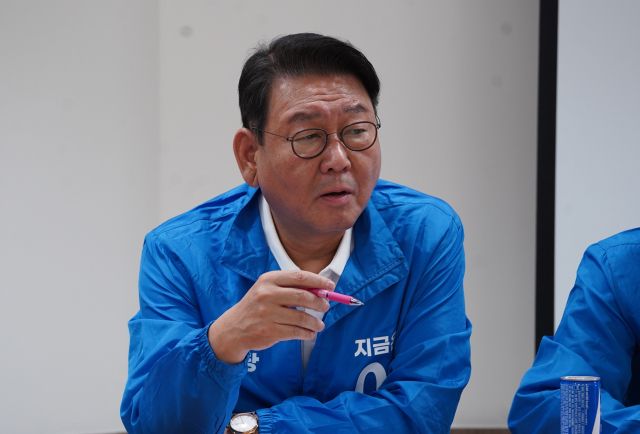 더불어민주당 김교흥 국회의원(인천 서구갑)이 지난 13일 인천 중구 민주노총 공공운수노조 인천공항지역지부 사무실에서 ‘노동 분야 경청간담회’에서 인천국제공항의 글로벌 위상에 맞는 노동자 노동환경·처우개선 필요성 등을 강조하고 있다. 김교흥 의원실 제공