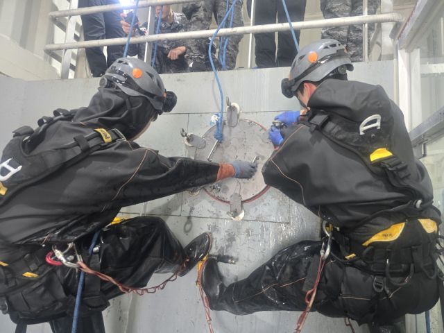 전날 평택해양경찰서 구조대 훈련장에서 구조 대원들이 파공봉쇄 훈련을 진행하고 있다. 평택해경 제공