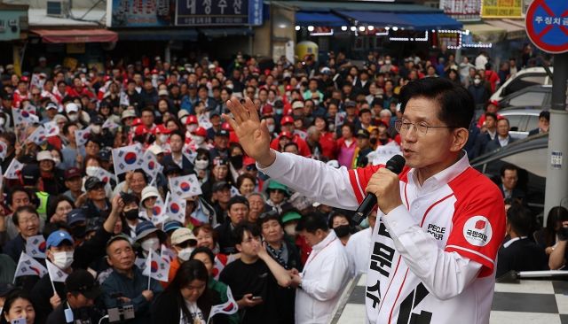 부산 자갈치 시장에서 유세를 하는 국민의힘 김문수 대선 후보. 연합뉴스