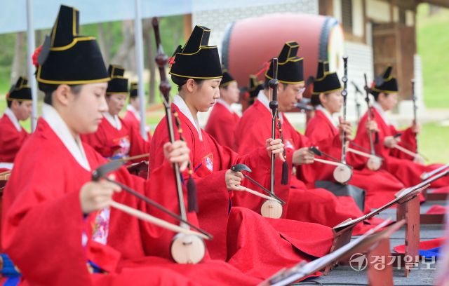 세종대왕 탄신 628돌인 15일 오전 여주시 세종대왕 영릉 정자각에서 숭모제전이 봉행됐다. 다례행제를 마치고 궁중정재 공연으로 국립국악원 정악단의 여민락 연주를 펼치고 있다. 여민락은 세종대왕이 창작하신 곡으로 ‘백성과 더불어 즐기자’란 뜻을 지니고 있다. 윤원규기자