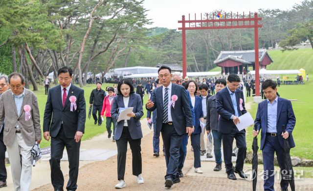 세종대왕 탄신 628돌인 15일 오전 여주시 세종대왕 영릉 정자각에서 숭모제전이 봉행됐다. 이충우 여주시장이 관계자들과 대화를 나누고 있다. 윤원규기자