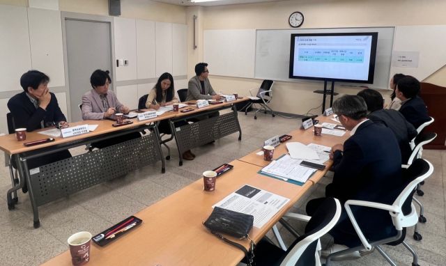 평택시 관계자가 평택산업진흥원에서 열린 비상경제협의체 회의에서 지역 내 수출기업 지원방안에 대해 설명하고 있다. 평택시 제공