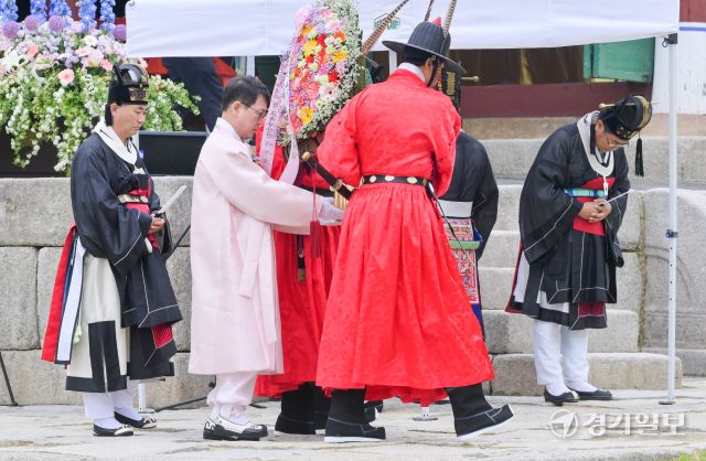 세종대왕 탄신 628돌인 15일 오전 여주시 세종대왕 영릉 정자각에서 숭모제전이 봉행됐다. 최응천 국가유산청장이 헌화하고 있다. 윤원규기자