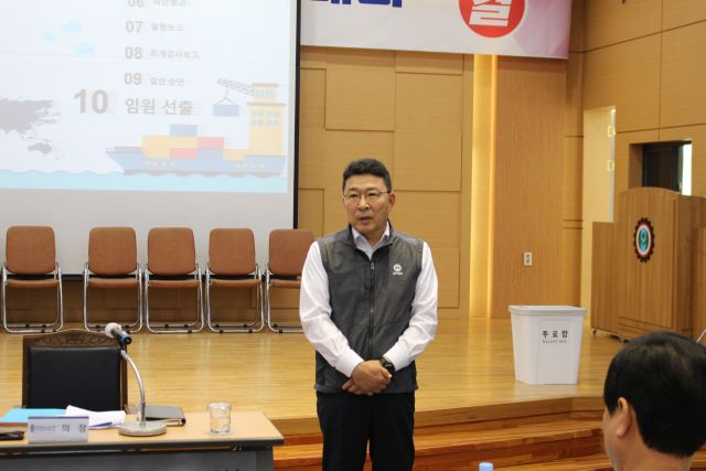 최두영 인천항운노동조합 위원장이 대의원 전원 찬성의 압도적 지지로 3선 연임에 성공한 뒤 조합원들에게 포부를 밝히고 있다. 항운노조 제공