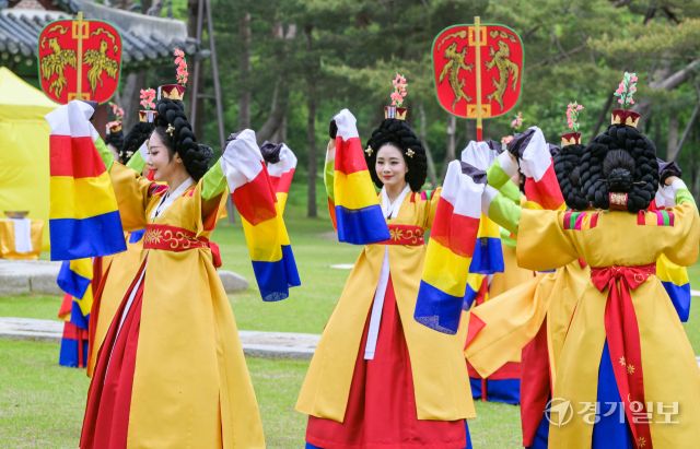 세종대왕 탄신 628돌인 15일 오전 여주시 세종대왕 영릉 정자각에서 숭모제전이 봉행됐다. 다례행제를 마치고 궁중정재 공연으로 국립국악원 정악단의 여민락 연주에 맞춰 무용단이 봉래의를 선보이고 있다. 봉래의는 세종대왕 때 지어진 궁중무용으로 향악과 당악 형태를 모두 보이는 특징을 지녔다. 윤원규기자