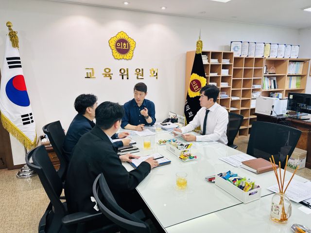 이용창 인천시의회 교육위원장(국민의힘·서구2)은 최근 사회관계망서비스(SNS)를 통해 급속히 확산한 여중생 학교폭력 영상과 관련, 인천시교육청과 긴급 현안 간담회를 했다. 시의회 제공