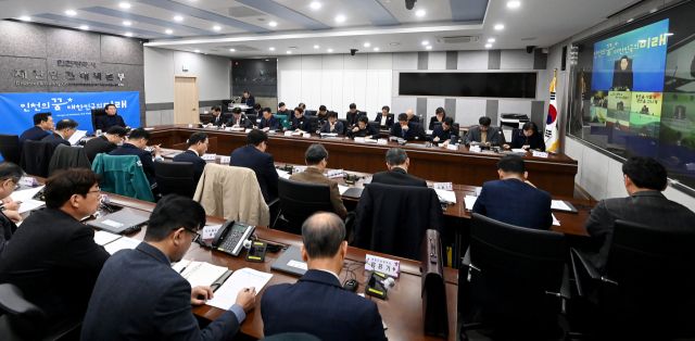 유정복 인천시장이 지난 16일 시청 재난상황실에서 열린 확대간부회의에서 주요 현안을 논의하고 있다. 인천시 제공