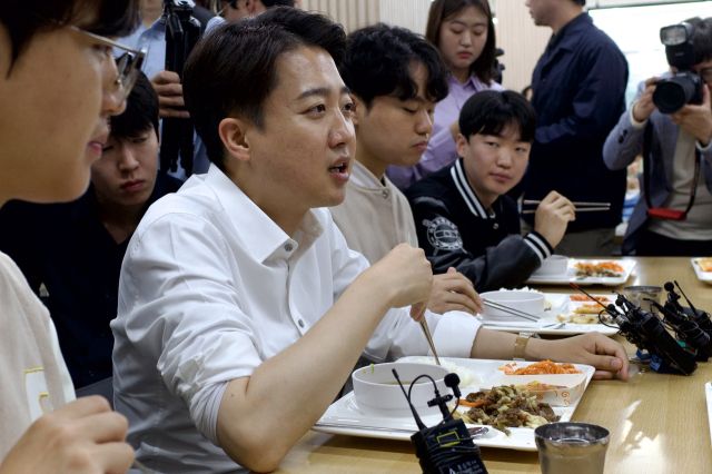 개혁신당 이준석 대선 후보가 15일 서울 관악구 서울대학교에서 집중 유세를 하고 있다. 개혁신당 선거대책본부 제공