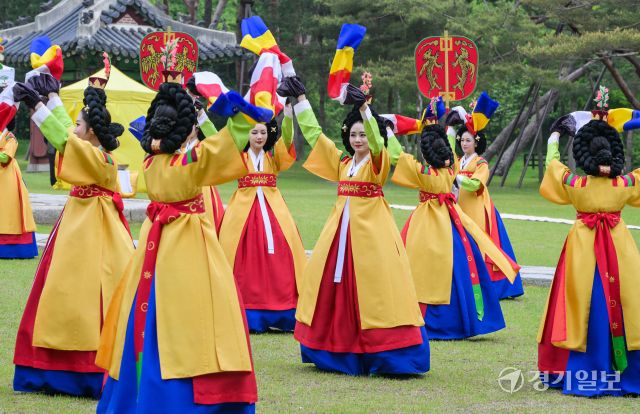 세종대왕 탄신 628돌인 15일 오전 여주시 세종대왕 영릉 정자각에서 숭모제전이 봉행됐다. 다례행제를 마치고 궁중정재 공연으로 국립국악원 정악단의 여민락 연주에 맞춰 무용단이 봉래의를 선보이고 있다. 봉래의는 세종대왕 때 지어진 궁중무용으로 향악과 당악 형태를 모두 보이는 특징을 지녔다. 윤원규기자