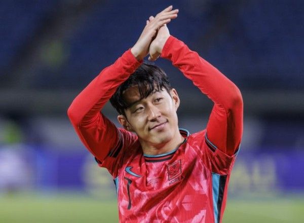 한국 축구대표팀 주장 손흥민이 지난해 11월 열린 2026 북중미 월드컵 아시아지역 3차 예선 B조 5차전에서 쿠웨이트에게 3대1로 승리한 뒤 응원단에게 인사하고 있다. 연합뉴스