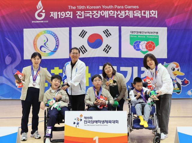 제19회 전국장애학생체육대회 보치아서 금메달을 획득한 김형준·김가영(가운데)과 은메달을 합작한 노연호·박수정(왼쪽)이 기념촬영을 하고 있다.경기도장애인체육회 제공