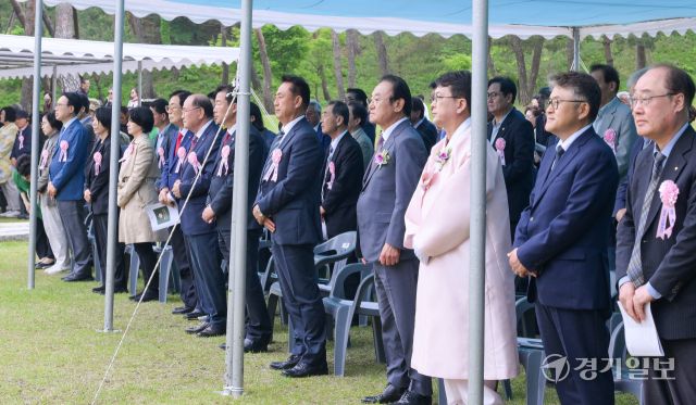 세종대왕 탄신 628돌인 15일 오전 여주시 세종대왕 영릉 정자각에서 숭모제전이 봉행됐다. 최응천 국가유산청장, 이충우 여주시장 등 내빈들이 제례를 지켜보고 있다. 윤원규기자