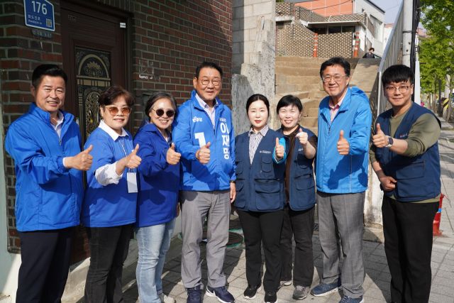 더불어민주당 골목골목 선거대책위원회 인천위원장을 맡은 김교흥 국회의원(인천 서갑)이 15일 인천 동구에 있는 괭이부리마을을 찾아 경청투어를 하고 있다. 김 의원실 제공