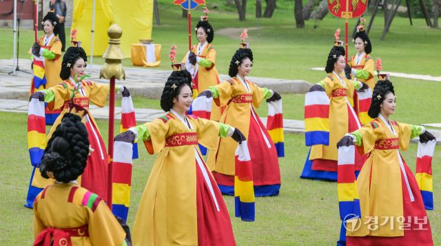 세종대왕 탄신 628돌인 15일 오전 여주시 세종대왕 영릉 정자각에서 숭모제전이 봉행됐다. 다례행제를 마치고 궁중정재 공연으로 국립국악원 정악단의 여민락 연주에 맞춰 무용단이 봉래의를 선보이고 있다. 윤원규기자