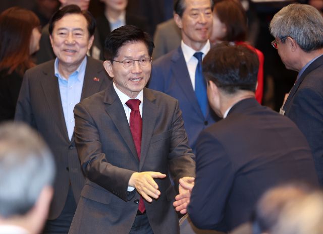 국민의힘 김문수 대선 후보가 15일 서울 영등포구 중소기업중앙회에서 열린 '자랑스러운 중소기업인협의회 조찬 강연'에서 참석자들과 인사를 하고 있다. 연합뉴스