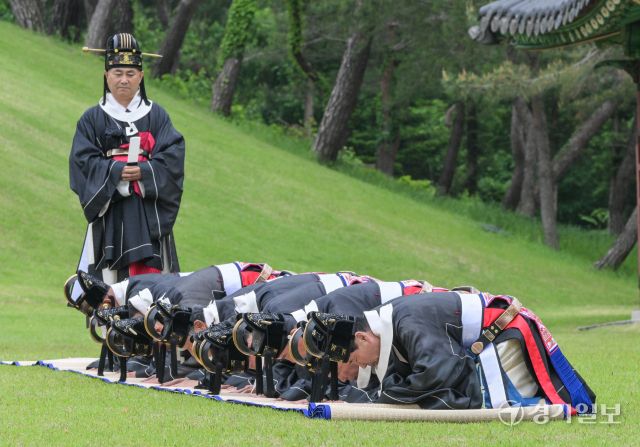 세종대왕 탄신 628돌인 15일 오전 여주시 세종대왕 영릉 정자각에서 숭모제전이 봉행됐다. 전사관, 감찰관 등 제관이 절을 하고 있다. 윤원규기자