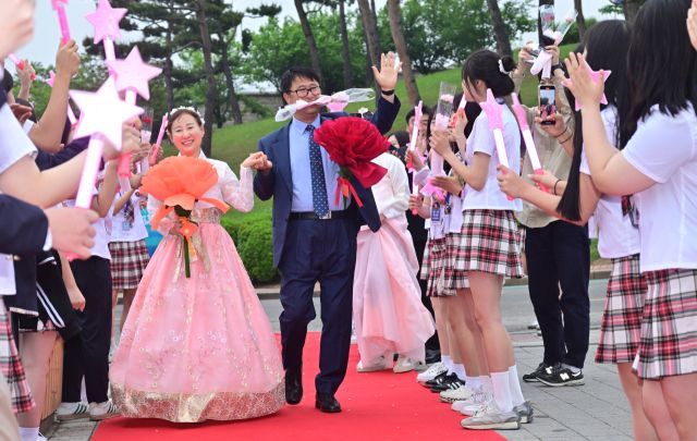 “선생님, 오늘은 저희가 주인공으로 만들어드릴게요” 수원 매향중학교 특별한 스승의 날 [포토뉴스]