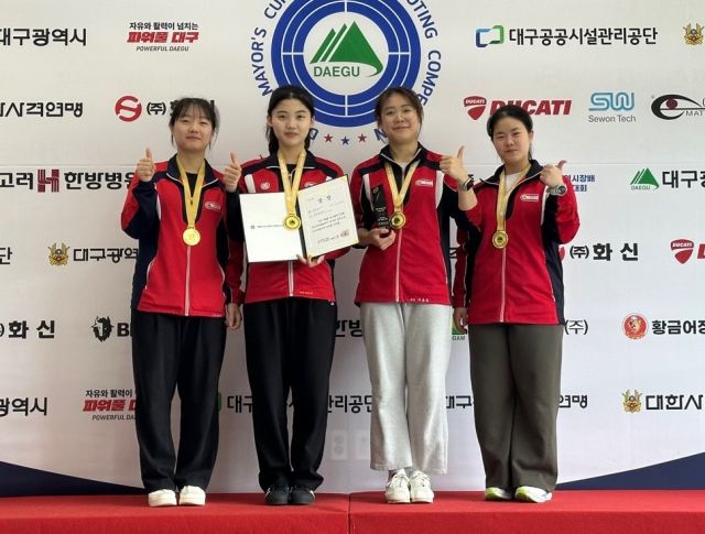 여고부 50m 복사 단체전 우승을 합작한 (왼쪽부터)이서인, 김하은, 이하음, 한지윤.경기체고 제공