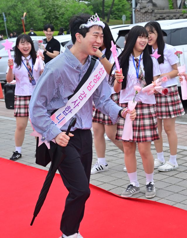 “선생님, 오늘은 저희가 주인공으로 만들어드릴게요” 수원 매향중학교 특별한 스승의 날 [포토뉴스]