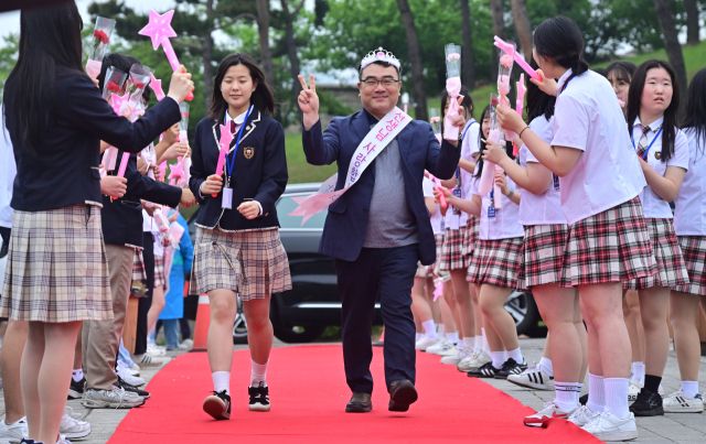 “선생님, 오늘은 저희가 주인공으로 만들어드릴게요” 수원 매향중학교 특별한 스승의 날 [포토뉴스]